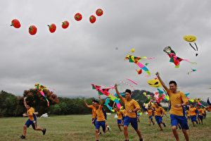 苗栗縣頭屋國中學生一起放風箏。（許享富／大紀元）
