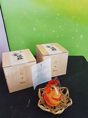创新商品开发-玲珑窑与元泰竹艺社联手打造的“金碳鸡”。（林宝云／大纪元）