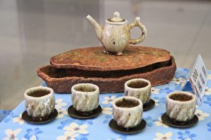 经1560 ˚C高温柴烧如玉石般茶具组，其茶水特别甘甜，茶色温润。（许享富／大纪元） 