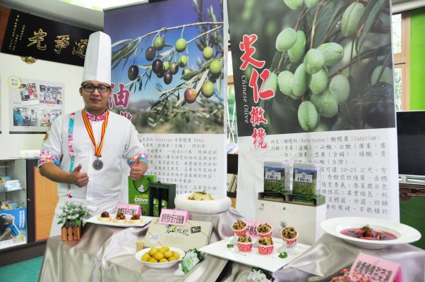 厨师卢俊斌示范橄榄入菜的精致蔬食料理，他说宝山橄榄很优质，不要让意大利橄榄油专美于前，身为宝山人应该为家乡的产业尽一份心力。（赖月贵／大纪元）