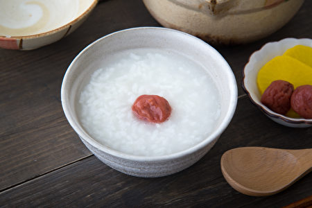 梅子的藥用功效廣泛而神奇,自古是日本家庭隨身攜帶的救命良藥。(iStock.com)