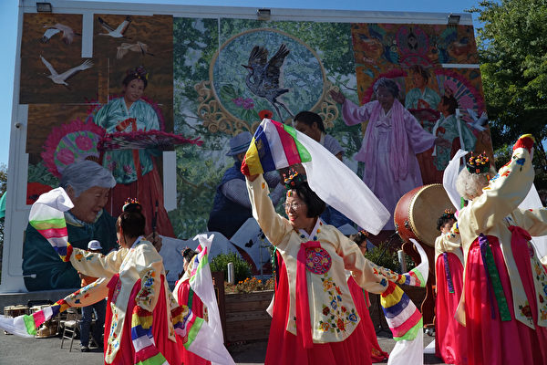 10月4日，賓州亞裔老人服務中心PASSi舉辦壁畫揭幕剪綵及中秋慶祝儀式，當天提供了不同族裔的文藝表演及美食。