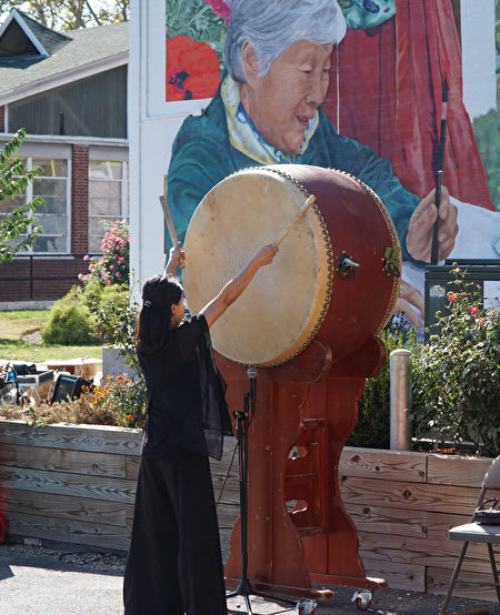 10月4日，宾州亚裔老人服务中心PASSi举办壁画揭幕剪彩及中秋庆祝仪式，当天提供了不同族裔的文艺表演及美食。