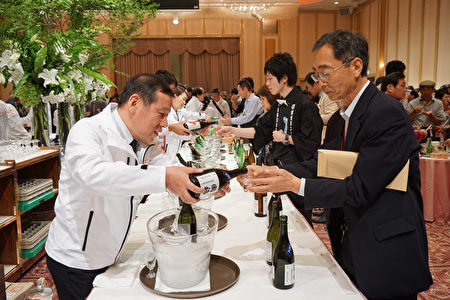 日本酒造组合中央会10月1日举行日本全国一齐“日本酒干杯”活动，推广日本酒。图为东京主会场的情景。（卢勇／大纪元）