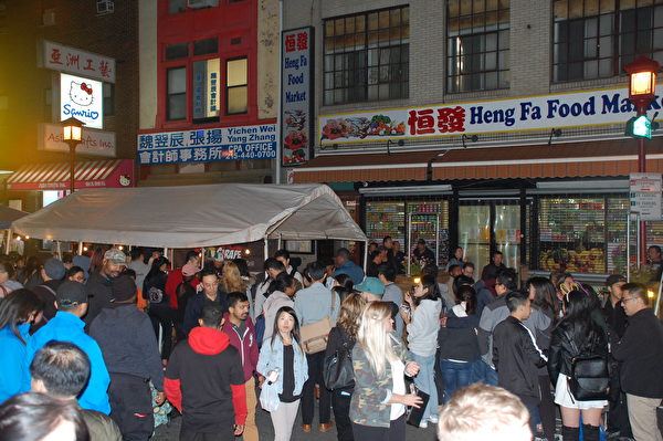 10月12日晚，费城华埠发展会（PCDC）在唐人街举办了华埠美食夜市活动。（何平/大纪元）