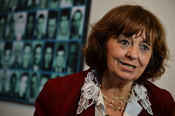 罗马尼亚女诗人安娜·布兰迪亚娜发起成立了“共产主义和抵抗运动受难者纪念馆”。图为2013年7月14日，布兰迪亚娜在锡盖特博物馆内接受采访。(DANIEL MIHAILESCU/AFP/Getty Images)