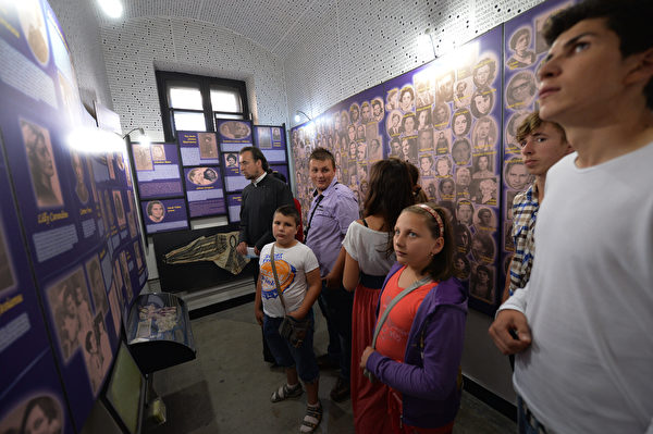 2013年7月13日，一位神父在锡盖特博物馆内向参观的学生们讲解。(DANIEL MIHAILESCU/AFP/Getty Images)
