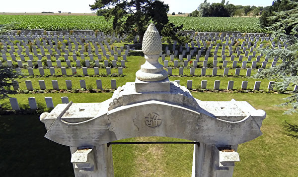 849名在第一次世界大戰中喪生的中國勞工團成員在法国國伊勒市诺莱特公墓的墓碑。 （PHILIPPE HUGUEN/AFP/Getty Images）