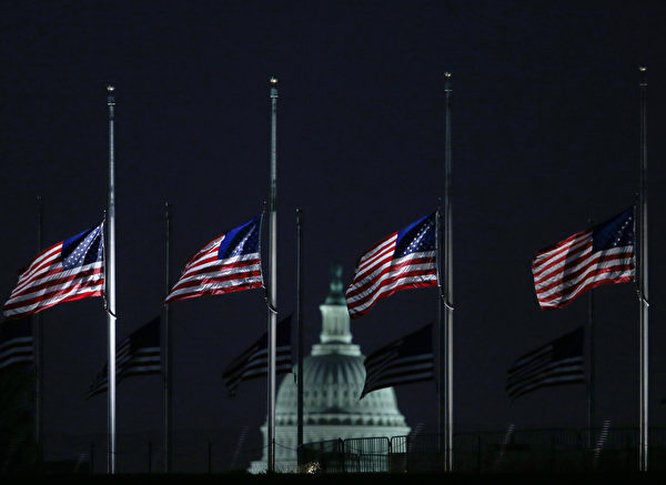 肯尼迪遇害50周年，白宫降半旗。(Mark Wilson/Getty Images)