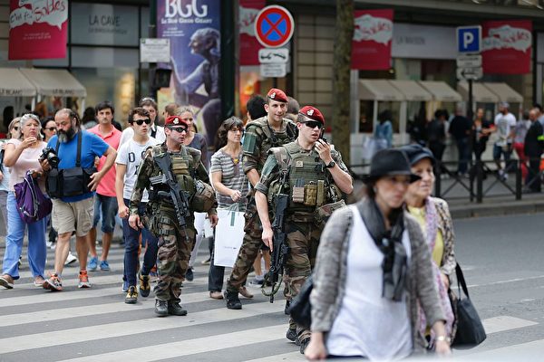 10月2日，在巴黎蒙帕纳斯火车站执行“哨兵行动”的巡逻士兵。(MATTHIEU ALEXANDRE/AFP/Getty Images)