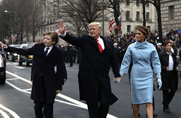 就职当天，川普、梅拉尼娅及儿子巴伦。( Evan Vucci - Pool/Getty Images)