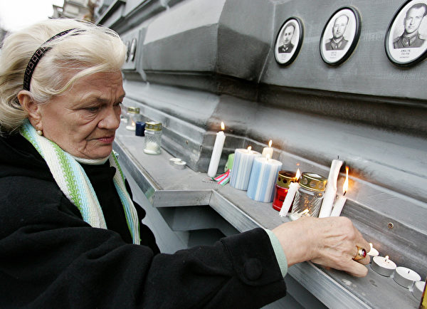 2007年2月25日，在纪念共产主义受难者当天，民众在博物馆外点亮蜡烛。(ATTILA KISBENEDEK/AFP/Getty Images)