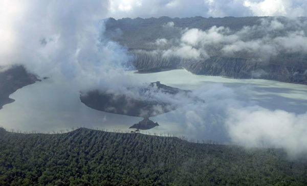 2017年9月30日，煙、灰和火山岩從瓦努阿圖的安巴海島上一座噴發火山的火山口噴發出來。(THOMAS BOYER/AFP/Getty Images)