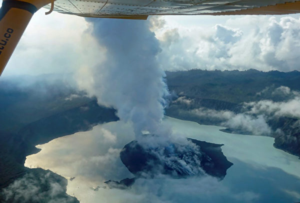 2017年9月30日，烟、灰和火山岩从瓦努阿图的安巴海岛上一座喷发火山的火山口喷发出来。(THOMAS BOYER/AFP/Getty Images)