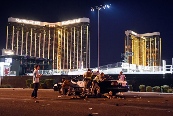 枪击事件发生后，特警组迅速抵达现场，封锁酒店和音乐会现场并搜捕攻击者。(David Becker/Getty Images)