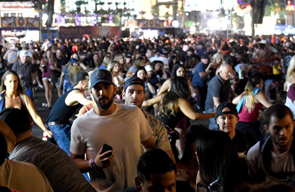 LAS VEGAS, NV - OCTOBER 01: People flee the Route 91 美國賭城拉斯維加斯音樂會現場大約在晚間11點左右出現槍響，群眾開始四處驚慌逃竄。（David Becker/Getty Images)