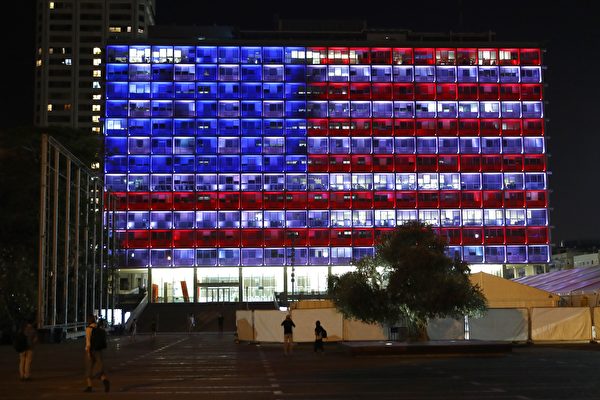 为悼念美国赌城枪击案遇难者，以色列特拉维夫市府大楼打出美国国旗颜色的灯光。(JACK GUEZ/AFP/Getty Images)