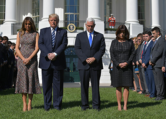 (L-R)US President Donald Trump, First Lady Melania Trump, Vice President Mike Pence and wife Karen Pence take part in a moment of silence for the victims of the Las Vegas shootings, on the South Lawn of the White House on October 2, 2017 in Washington, DC. / AFP PHOTO / MANDEL NGAN (Photo credit should read MANDEL NGAN/AFP/Getty Images)