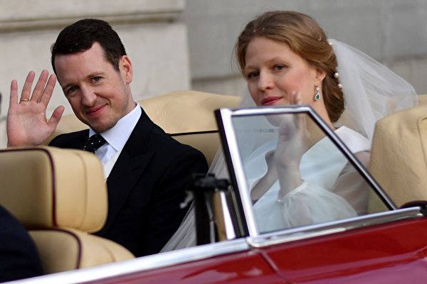 10月7日，菲利浦王子迎娶達尼卡。(ANDREJ ISAKOVIC/AFP/Getty Images)