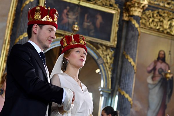 10月7日，菲利浦王子迎娶達尼卡。（ANDREJ ISAKOVIC/AFP/Getty Images)