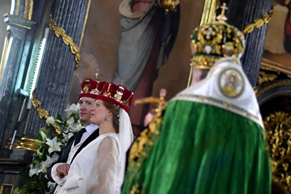 10月7日，菲利浦王子迎娶達尼卡。（ANDREJ ISAKOVIC/AFP/Getty Images)