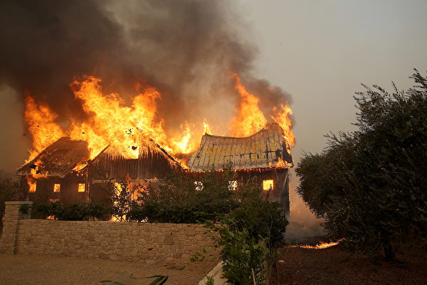 截稿时，大火已经摧毁2000多栋建筑。(Justin Sullivan/Getty Images)