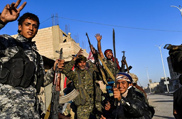 叙利亚民主力量（SDF）周二（10月17日）表示，针对拉卡的“主要军事行动”已经结束，IS分子已失去对拉卡的控制权。(BULENT KILIC/AFP/Getty Images)