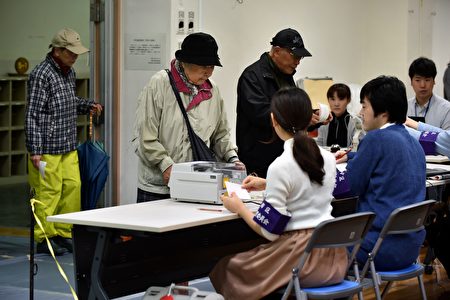 Japanese voters register at a polling station to vote in Japan's general election in Tokyo on October 22, 2017. Polls opened in Japan for a snap election, with Prime Minister Shinzo Abe's conservatives expected to cruise to a comfortable majority after a campaign dominated by North Korea and the economy. / AFP PHOTO / Kazuhiro NOGI (Photo credit should read KAZUHIRO NOGI/AFP/Getty Images)