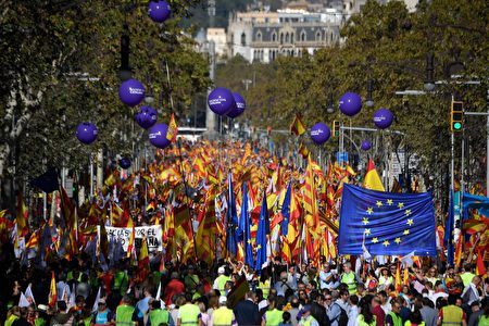 People hold Spanish and EU flags during a pro-unity demonstration in Barcelona on October 29, 2017. Pro-unity protesters were to gather in Catalonia's capital Barcelona, two days after lawmakers voted to split the wealthy region from Spain, plunging the country into an unprecedented political crisis. / AFP PHOTO / LLUIS GENE (Photo credit should read LLUIS GENE/AFP/Getty Images)