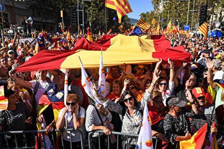BARCELONA, SPAIN - OCTOBER 29: Thousands of pro-unity protesters gather in Barcelona, two days after the Catalan parliament voted to split from Spain on October 29, 2017 in Barcelona, Spain.The Spanish government has responded by imposing direct rule and dissolving the Catalan parliament. (Photo by Jeff J Mitchell/Getty Images)