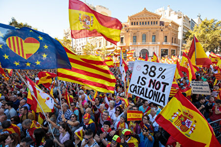 BARCELONA, SPAIN - OCTOBER 29: Protesters wave Spanish flags and carry banners during a pro-unity demonstration on October 29, 2017 in Barcelona, Spain. Thousands of pro-unity protesters gather in Barcelona, two days after the Catalan Parliament voted to split from Spain. The Spanish government has responded by imposing direct rule and dissolving the Catalan parliament. (Photo by Jack Taylor/Getty Images)