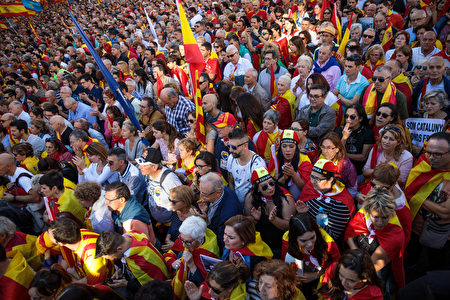 BARCELONA, SPAIN - OCTOBER 29: Protesters gather during a pro-unity demonstration on October 29, 2017 in Barcelona, Spain. Thousands of pro-unity protesters gather in Barcelona, two days after the Catalan Parliament voted to split from Spain. The Spanish government has responded by imposing direct rule and dissolving the Catalan parliament. (Photo by Jack Taylor/Getty Images)