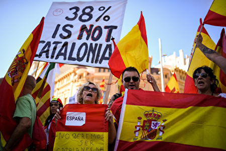 BARCELONA, SPAIN - OCTOBER 29: Thousands of pro-unity protesters gather in Barcelona, two days after the Catalan parliament voted to split from Spainon October 29, 2017 in Barcelona, Spain. The Spanish government has responded by imposing direct rule and dissolving the Catalan parliament. (Photo by Jeff J Mitchell/Getty Images)