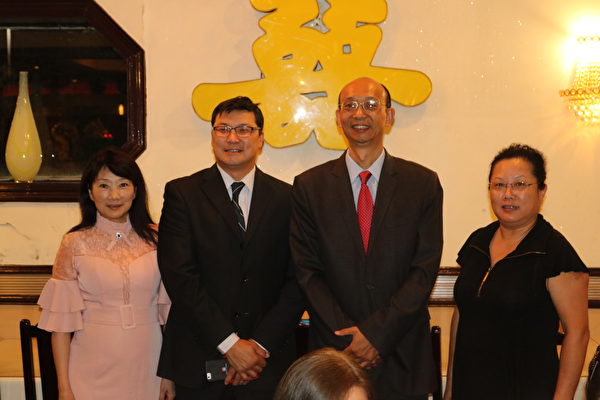 亚特兰大华人活动中心晚宴答谢教师。图为华人活动中心信任董事长边铨（左二）与三位副董事长罗毓君（左一）、龚杰（右二）、及施莉莉（右一）。（泽霖／大纪元）