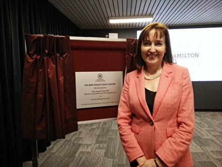 阿德莱德Hamilton航天学校 9月28日正式对外开放，图为南澳教育和儿童开发厅长克洛斯（Susan Close），她是为该校开放剪彩的嘉宾之一。（Sean/大纪元）
