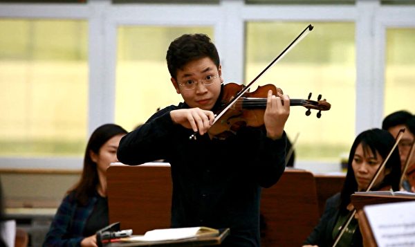 小提琴家黃俊文 Paul Huang在彩排。（圖片由TSO提供）