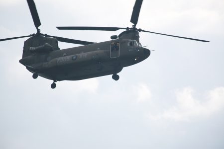 神龙小组高空跳伞队的直升机飞过司令台致意。（曾汉东／大纪元）