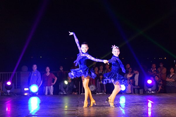 30组舞蹈高手在最美的西湾夕照下，轮番上阵尬舞。（高雄市观光局提供）