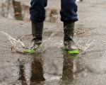 放學後 兩名男孩突然衝進雨中 緣由爆讚