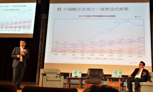 立院副院长蔡其昌（左1）指出，今年1~8月东南亚观光市场平均成长3成8，其中越南来台旅游人口成长超过一倍。 (黄玉燕)