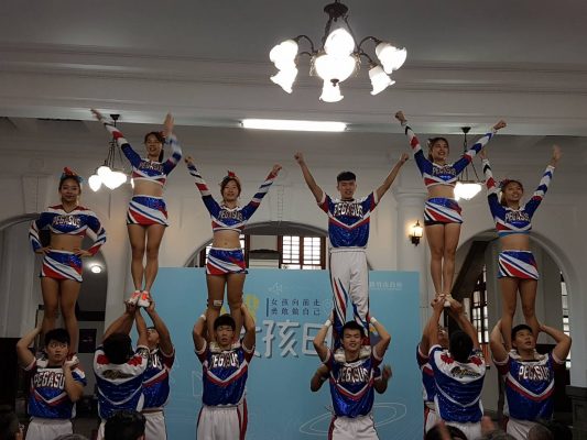 中华大学啦啦队带来活力四射的开场。（林宝云／大纪元）