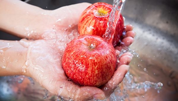 髒髒的蘋果為什麼用不可以喝的自來水洗後就可以吃了？(shutterstock)
