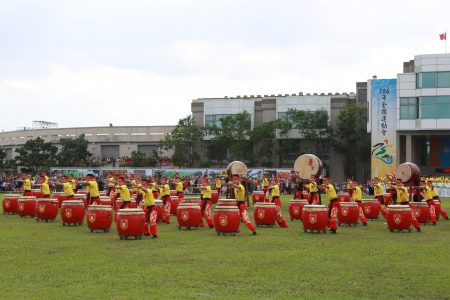 陆军专科学校勇士战鼓队69位队员配合〈风摆杨柳〉等3首曲目演出。（曾汉东／大纪元）