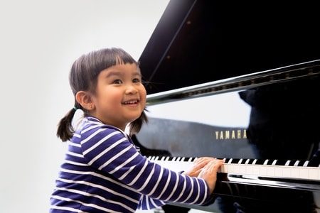 贴心的雅马哈音乐教育学校还提供无风险注册，您可以带孩子试听三节课。（Yamaha Music Education提供）