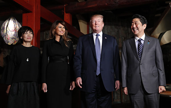 川普總統攜夫人11月5日抵達日本，開啟亞洲訪問。安倍晉三作為東道主對川普的來訪做了獨特的安排。圖為川普夫婦和安倍夫婦合影。（AFP PHOTO / POOL / KIM KYUNG-HOON）
