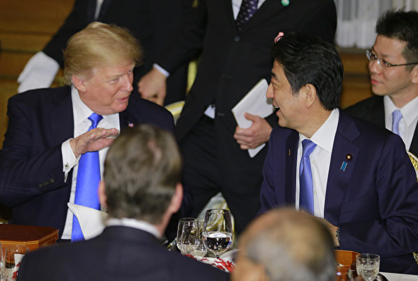2017年11月6日，美国总统川普与日本首相安倍晋三出席晚宴。（Shizuo Kambayashi / POOL / AFP）