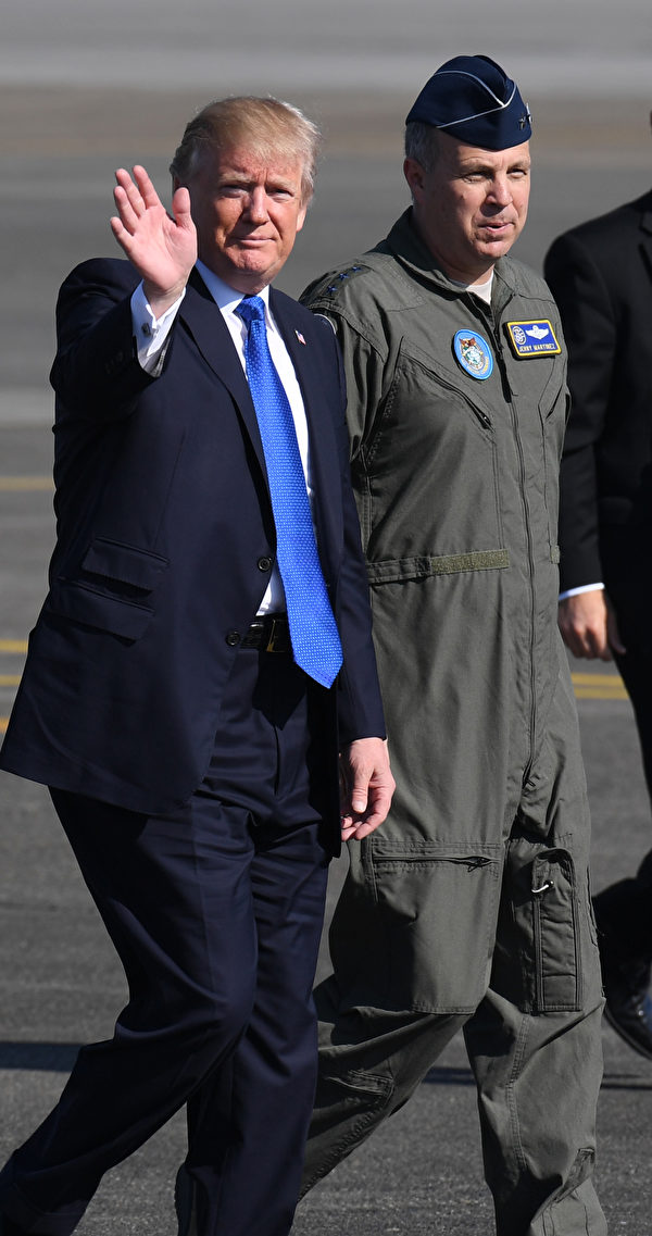 US President Donald Trump waves prior to departing from US Yokota Air Base in Tokyo on November 6, 2017. Trump's marathon Asia tour moves to South Korea, another key ally in the struggle with nuclear-armed North Korea, but one with deep reservations about the US president's strategy for dealing with the crisis. / AFP PHOTO / Toshifumi KITAMURA
