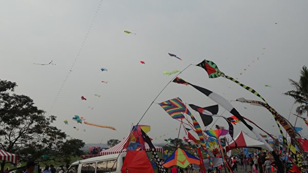 各式各樣的風箏妝點高屏溪河濱公園的天空好精采。（曾晏均／大紀元）
