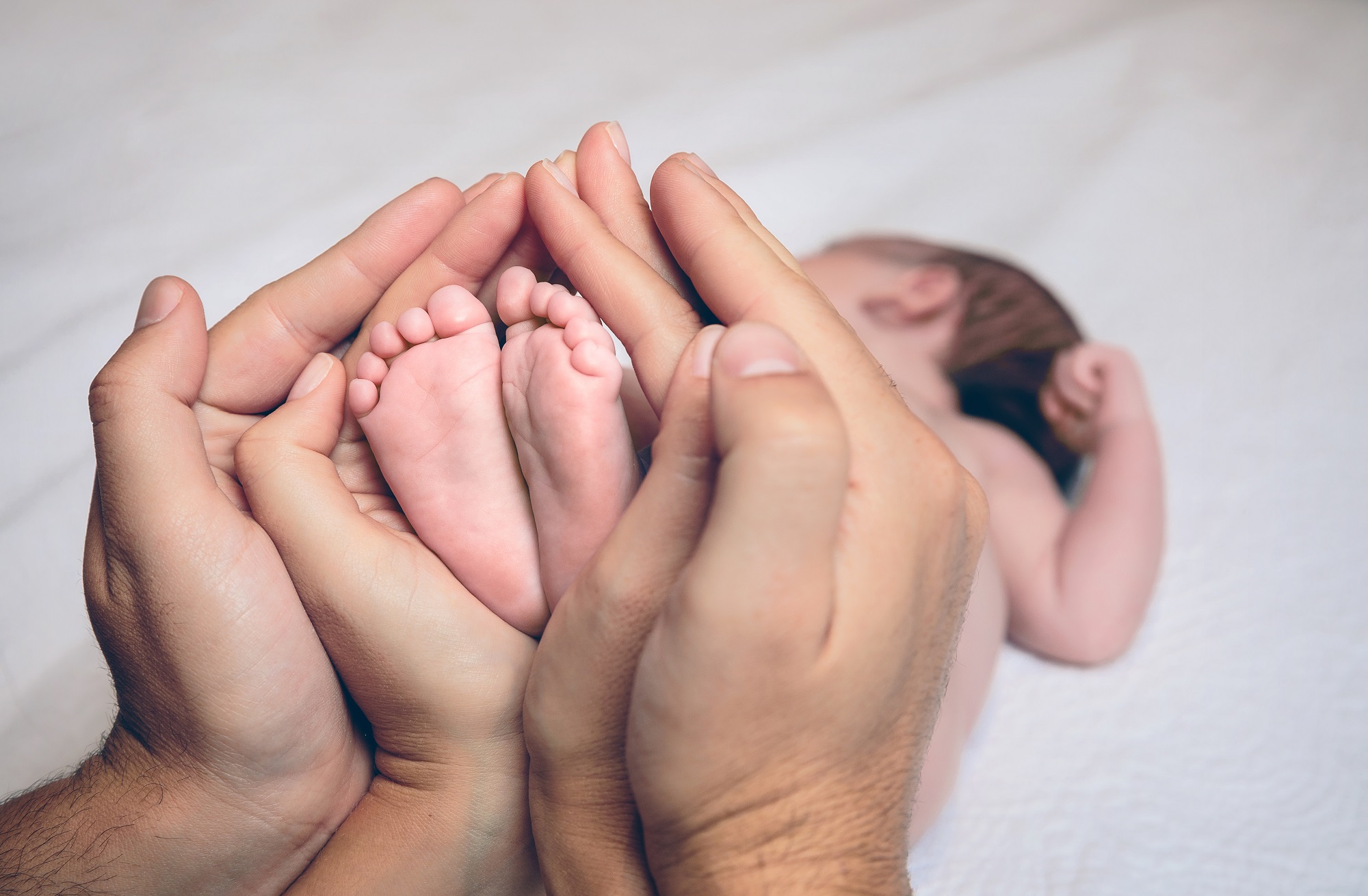Руки родителей и малыша