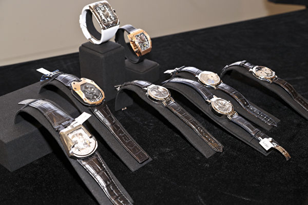 佳士得香港珠宝及翡翠首饰秋季拍卖预展展示的珠宝钻饰、手表及手袋总值超过5.3亿。（余钢／大纪元）